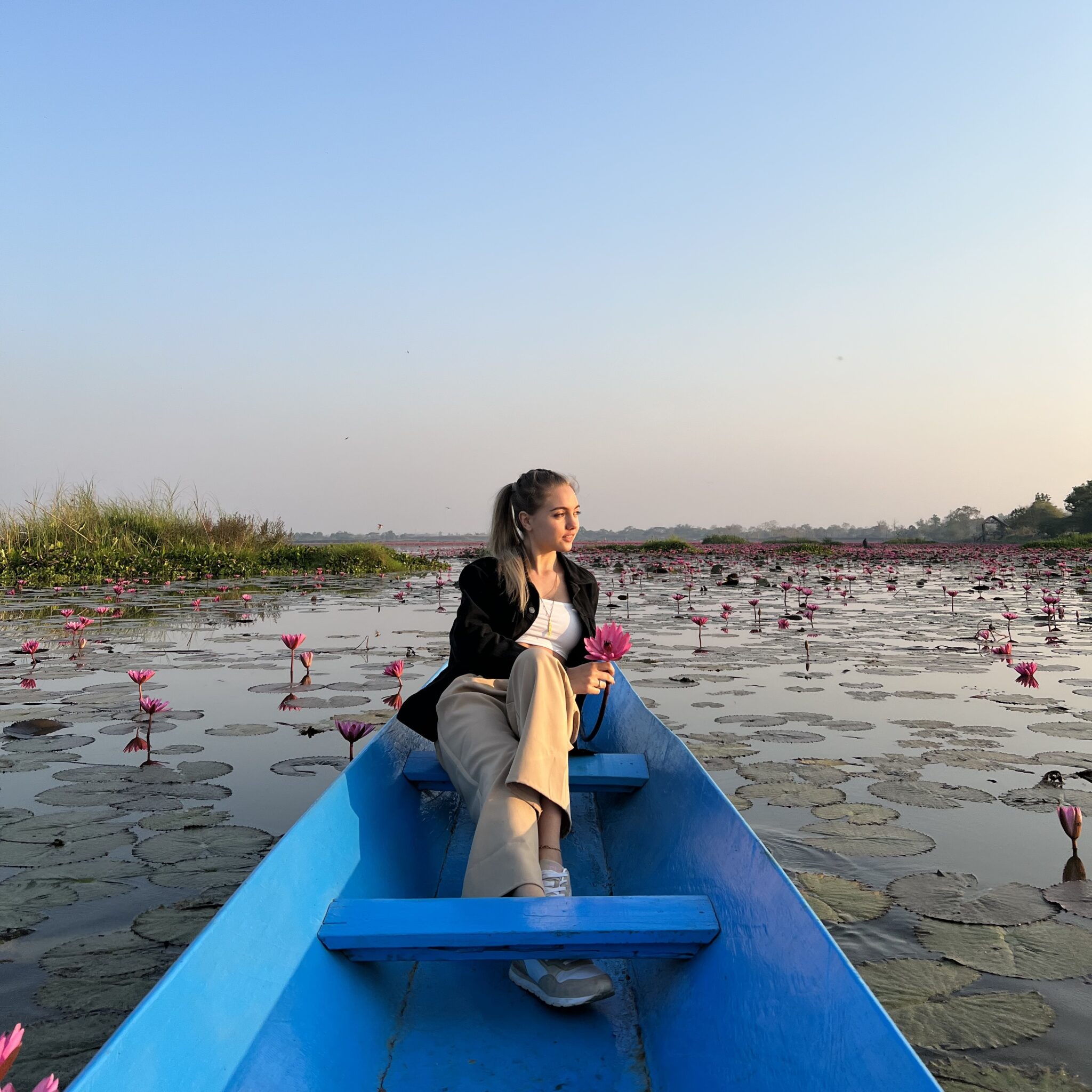 Anais Zwald sur une barque en thailand